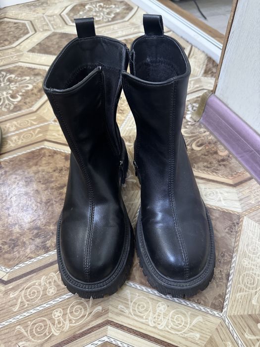 Продам осенние ботинки 35 размера
