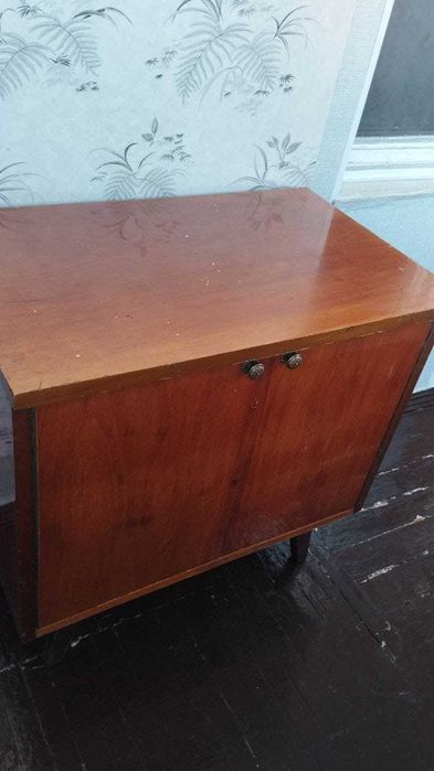 Деревянный антикварный шкаф для кухни