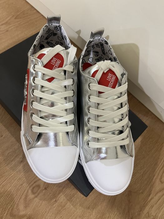 Чисто нови обувки Love Moschino