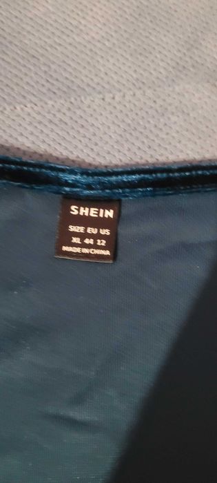 Велурена тюркоазена рокля с V образно деколте