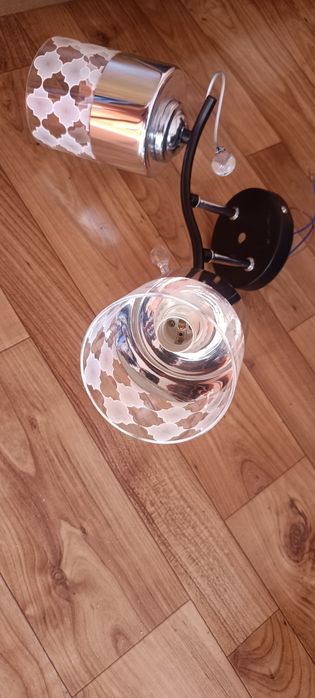 Продам дешево двух ламповый светилник.