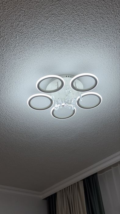 Продам две люстры