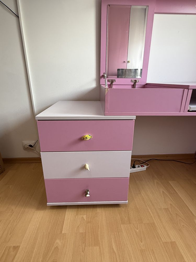 Dormitor complet mobilat – spațios, luminos și modern!