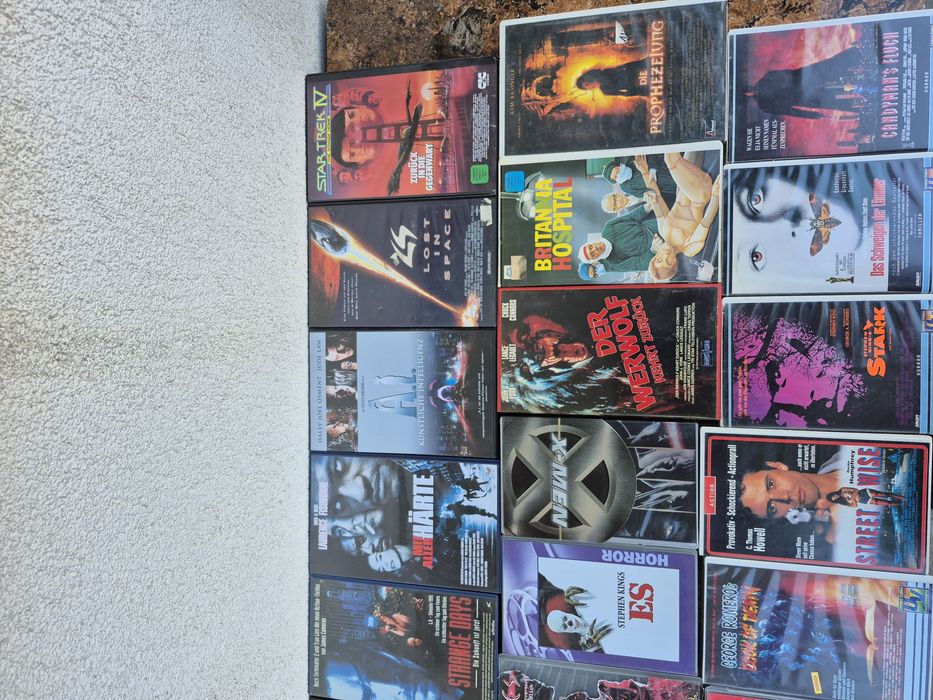 Vând 54 casete video VHS originale cu filme groaza,sf,Documentare