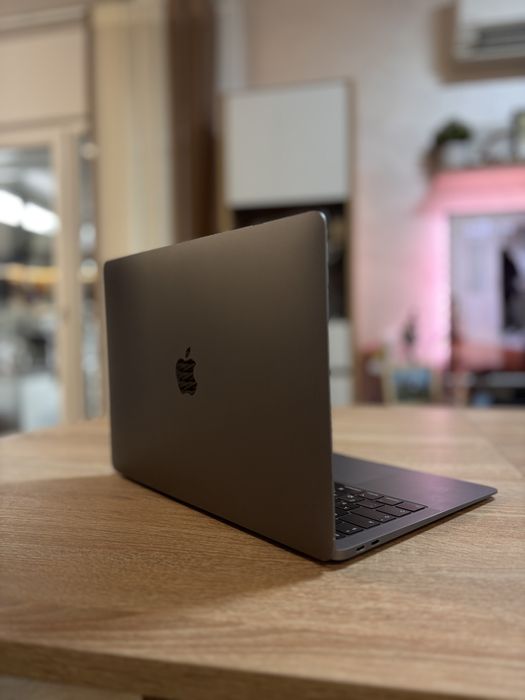 Macbook Air 13 8gb ram Перфектен, оригинално зарядно