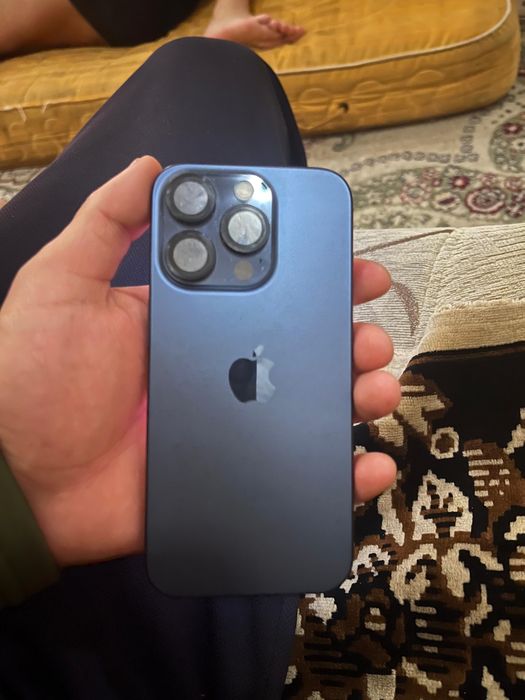 Айфон 15 про синий свет
