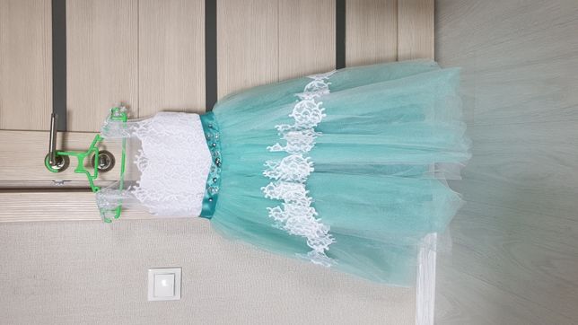 Бальное платье с кружевом на 110 см