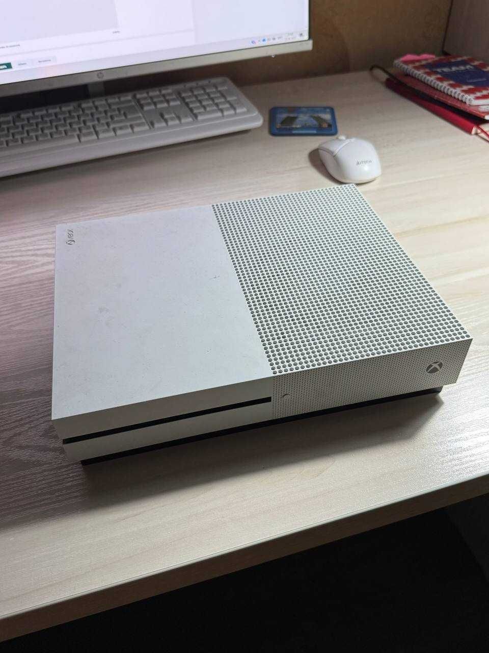 XBOX ONE S в отличном состоянии и игры в коплекте