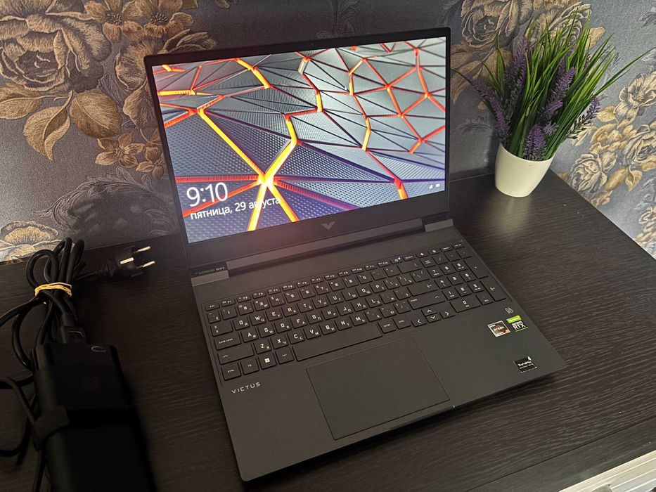 HP Victus 15. ryzen 5 5600H. RTX 3050. Ram 16gb. Ssd 512gb