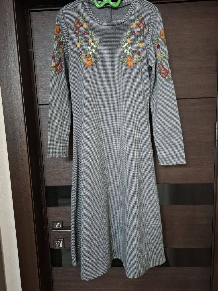 Продаются 3 платья красивые
