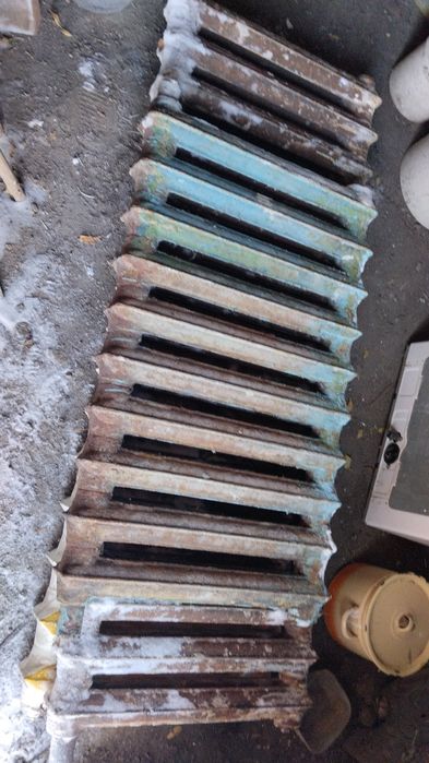 Продам чугунные батареи все целые. Срочно срочно срочно.