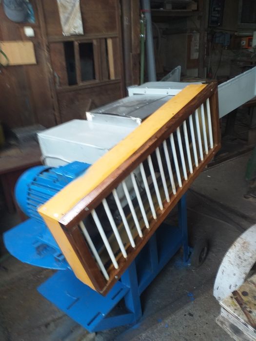 Vând mașina de tocat crengi 380V