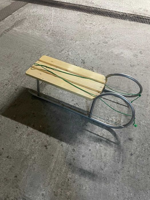 Vand sanie cu sezut de lemn