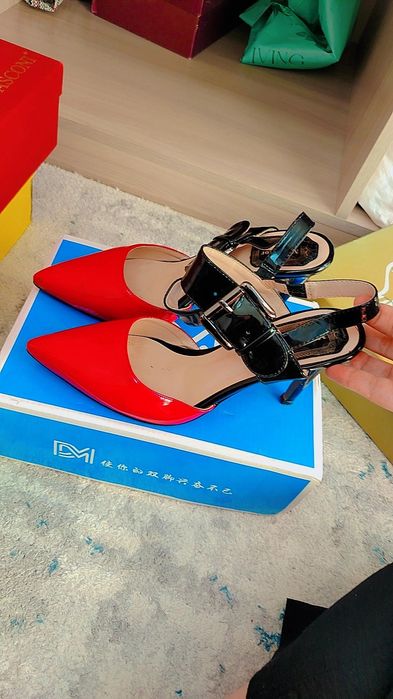 Женские туфли разные