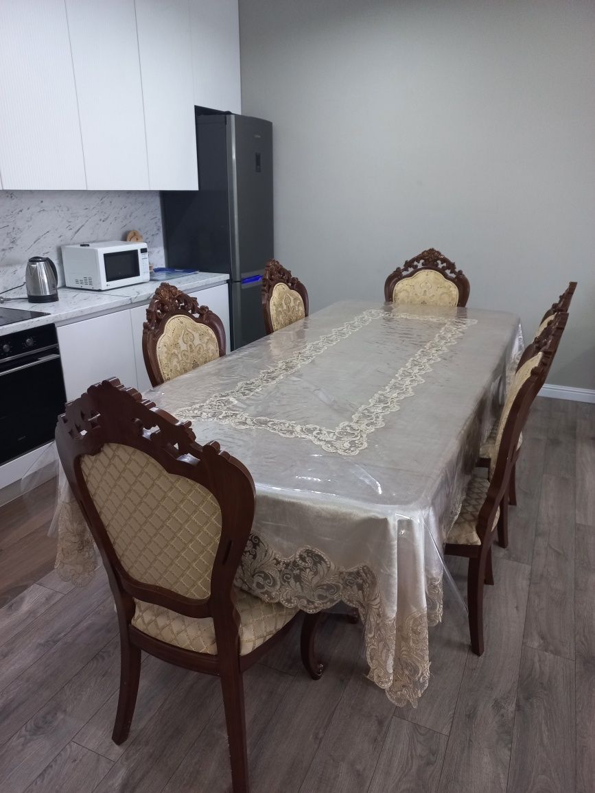 Продам деревяный стол и 6 стулья (Польша)