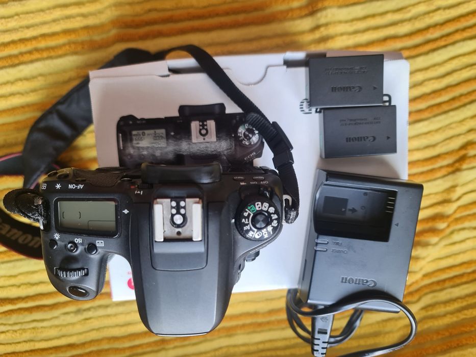 DSLR Canon 77D 24.2 MPX Wi-Fi+ 2 Acumulatori Cutie Completa+Patona Nou