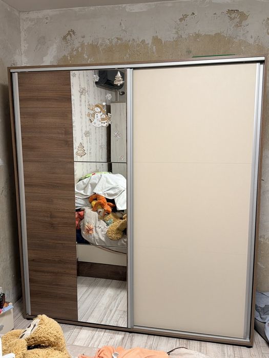 Обзавеждане за спалня- гардероб, скрин и 2 нощни шкафчета