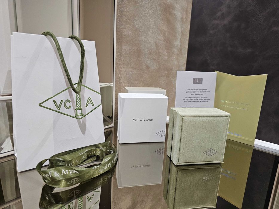 Van Cleef & Arpels VCA Пълен Комплект Кутия и Сертификат за Колие