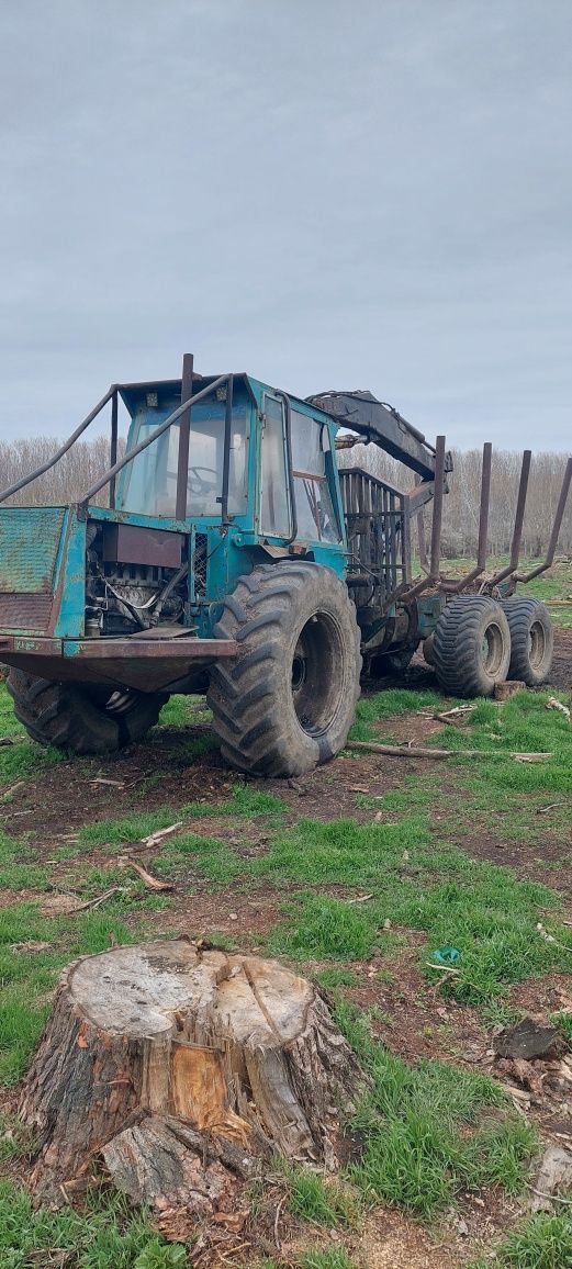 Vand sau schimb tractor forestier 6×4 cu macara