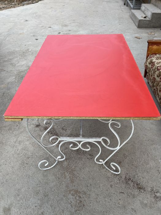 Стол в хорошем состоянии