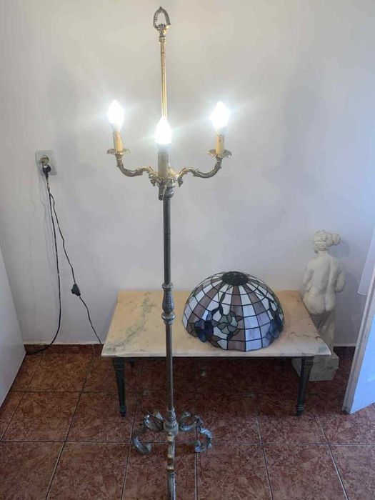 Veioza cu picior din bronz si abajur Tiffany