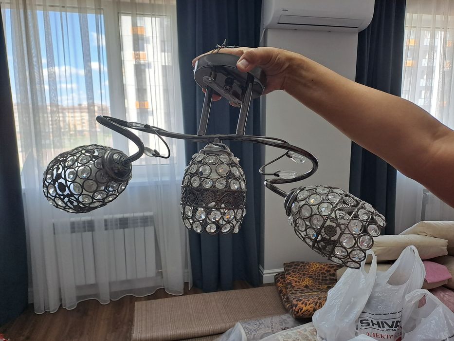 Продам красивую люстру