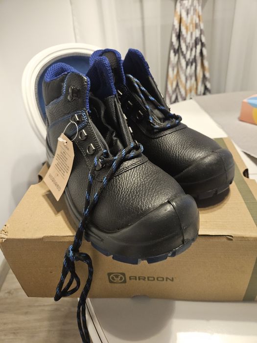 Vând bocanci Ardon cu bombeu metalic