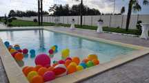 Loc de joaca pentru copii cu piscina si gradina