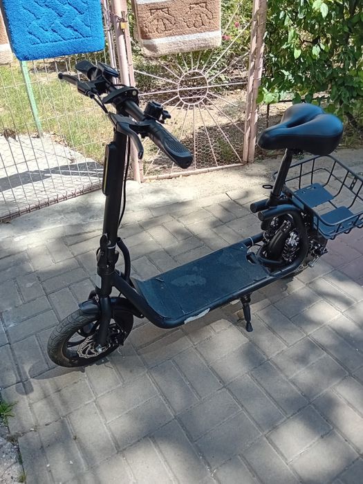 Trotineta electrica cu scaun