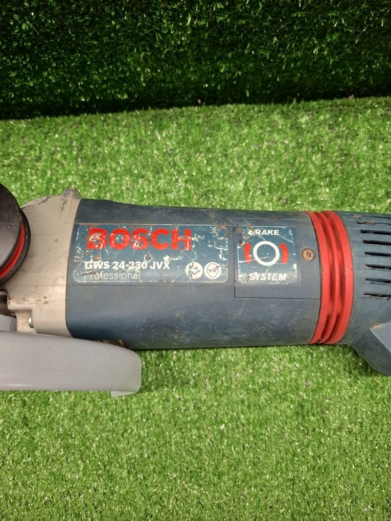 Голям мощен шлайф на Bosch GWS 24-230 JVX с ротационна дръжка.