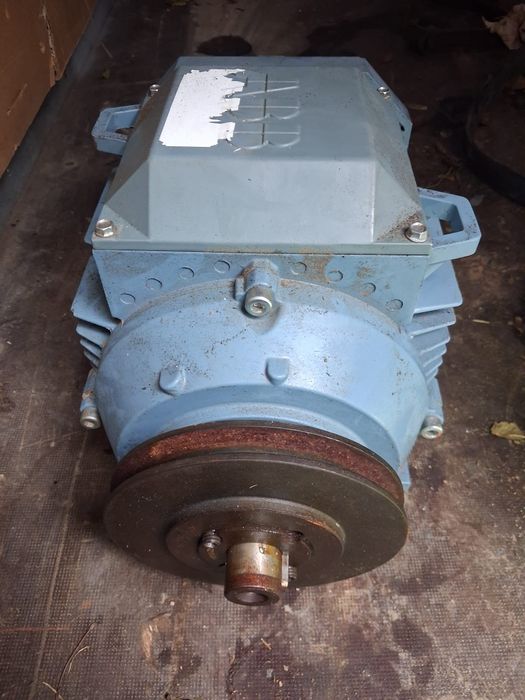 Vând motor 380 aproape nou