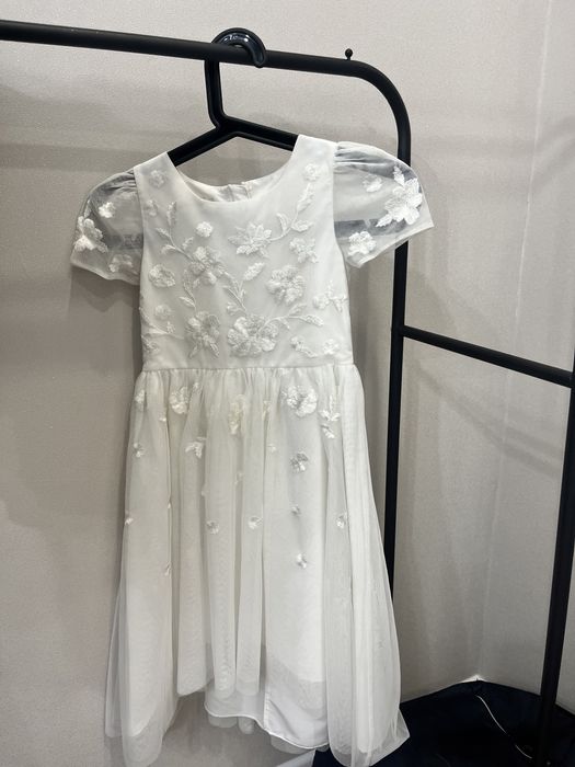 Продам красивое белое платье для девочек