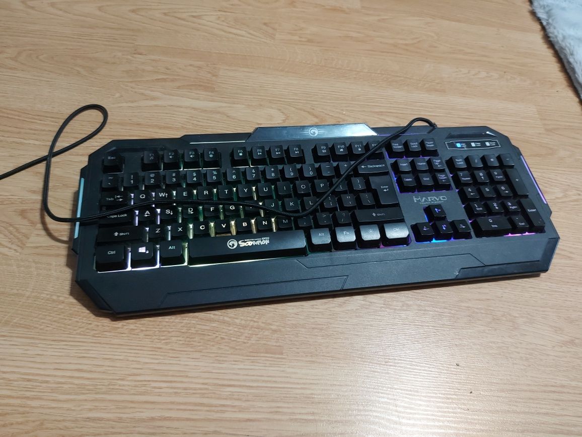 Tastatura gaming cu fir