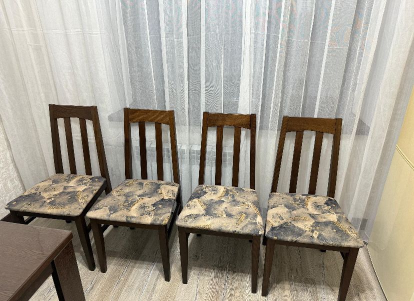 Продаем деревянный стол с стулями