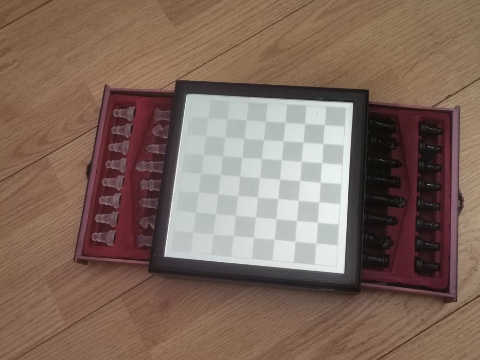 Стъклен шах в луксозна дървена кутия