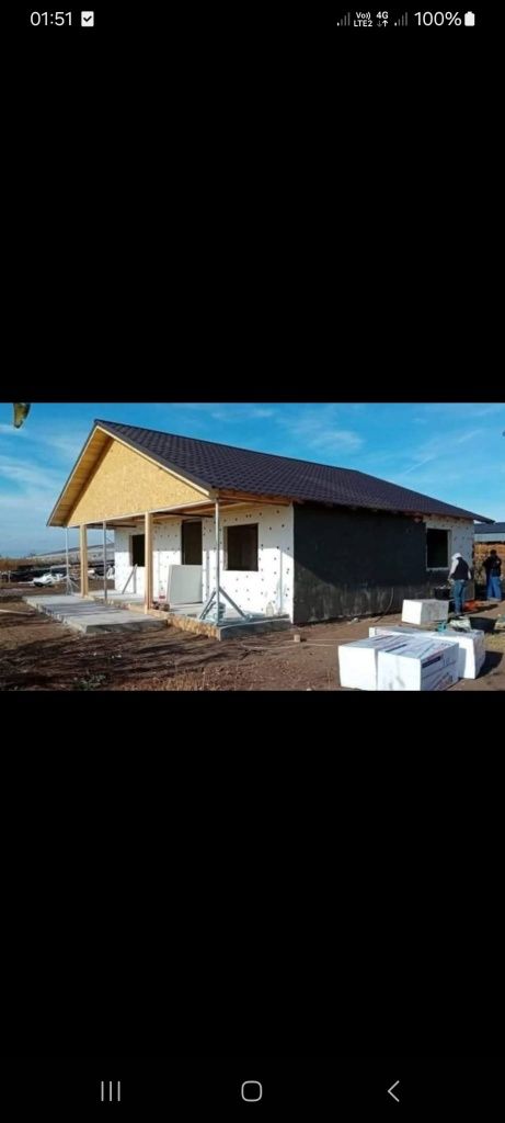 Case pe structură metalică cu pereții din panouri sandwich termoizolan