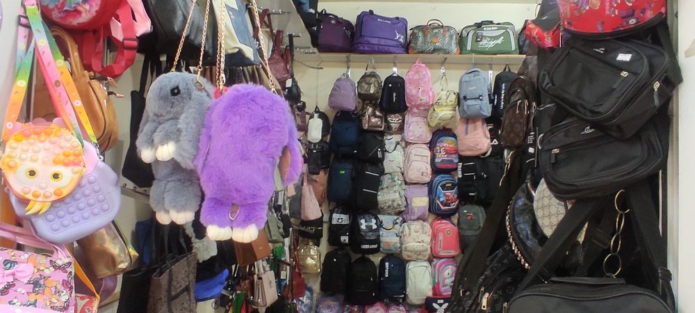 Ayollar Erkaklar Bolalar sumkalari