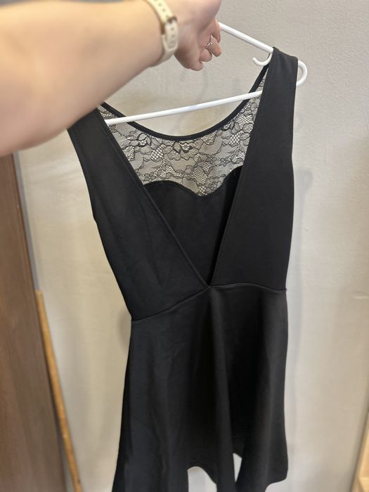 Къса черна рокля