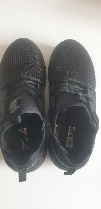 Adidasi negri skechers