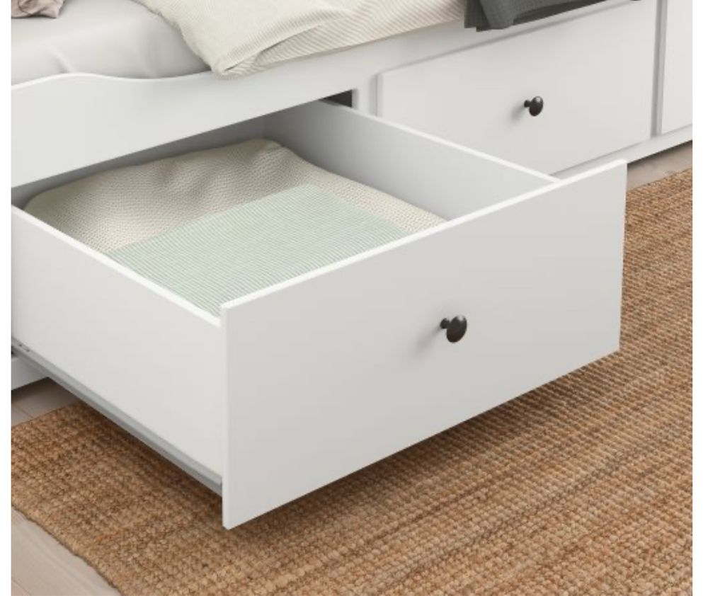 Кушетка IKEA HEMNES с големи чекмеджета – нормални следи от употреба
