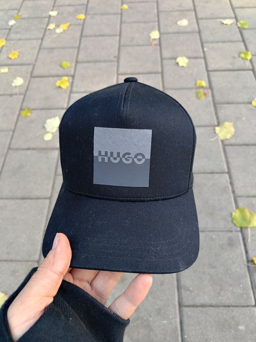 Шапка на Hugo Boss ,черна,нова,оригинална!