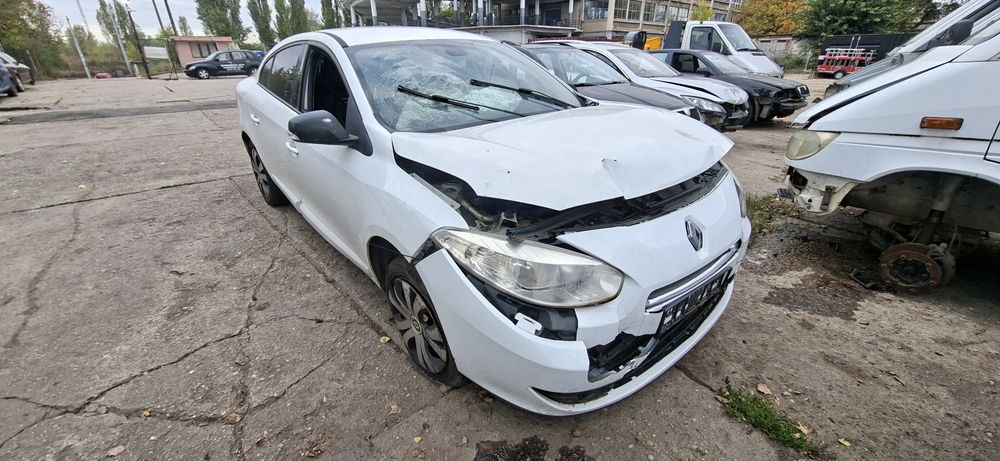 Dezmembrez Renault Fluence 1.6 Benzina 2011