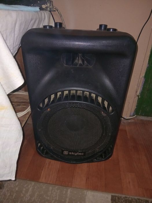 Vand sau schimb cu diferite boxa activa boxa merge foarte bn