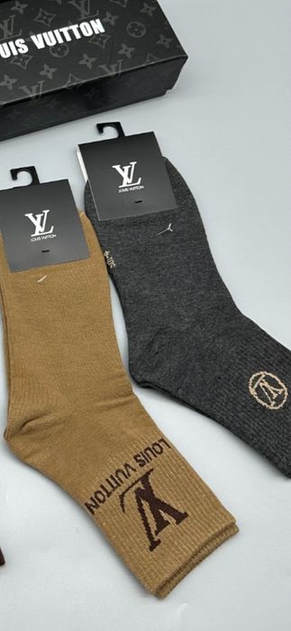 Șosete Louis Vuitton model 2026, prețul este ptr o pereche