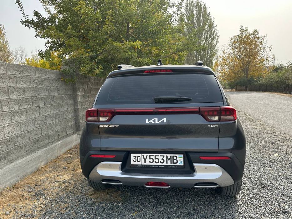 Kia Sonet mokriy asfalt