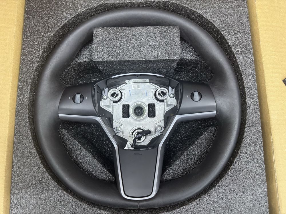 Оригинален волан с подгрев за Tesla Model 3 / Model Y