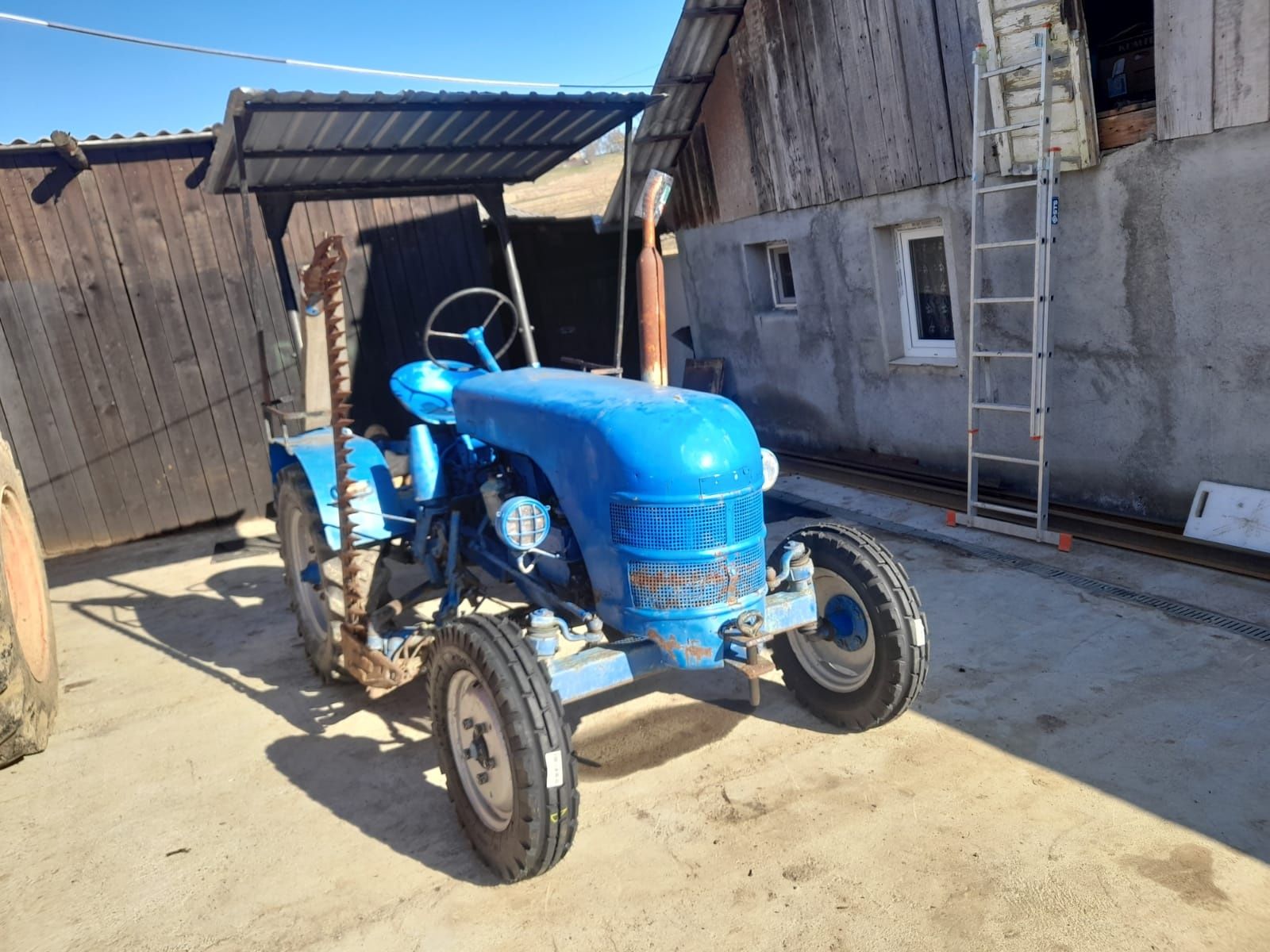 Vînd sau schimb cu remorcă basculantă pe o acxă. tractor Kramer, în st