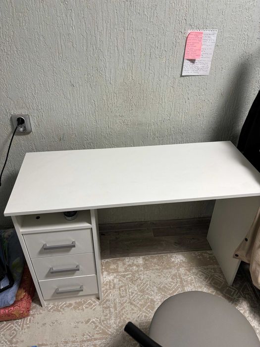 Стол с выдвижными шкафчиками в хорошем состоянии