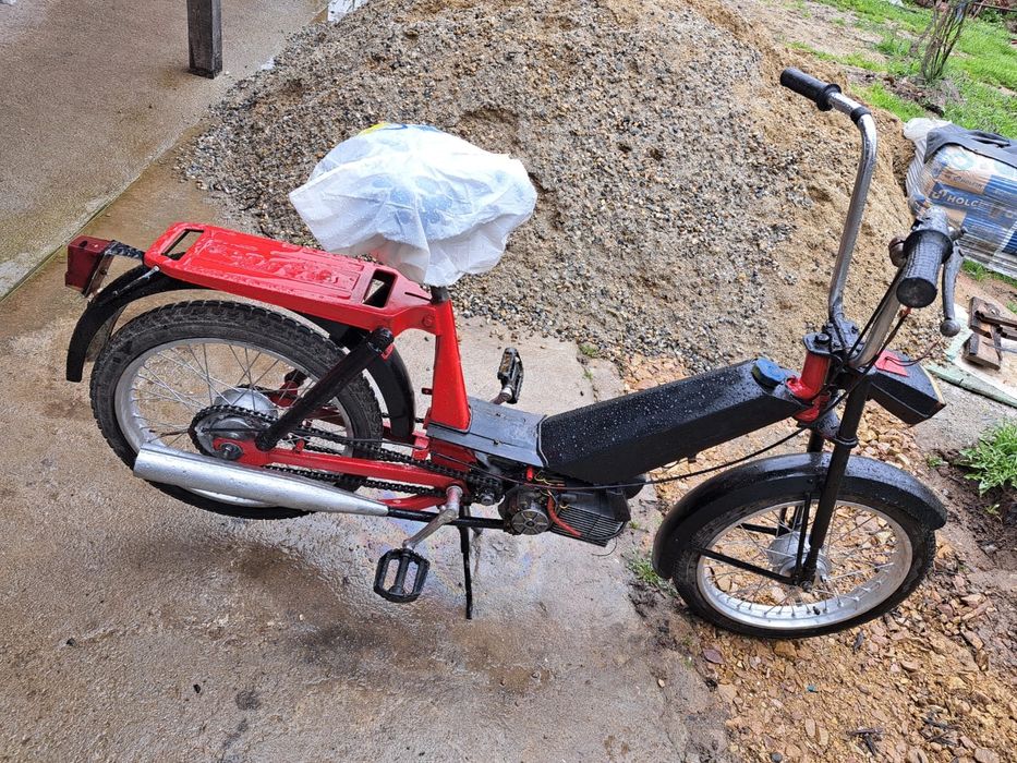 De vanzare moped jawa 207 , sau schimb diverse  nu are acte.  Pornește