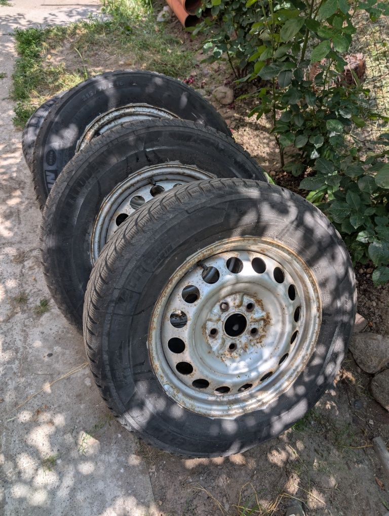 Vând set jante Toyota RAV4 2003 de tabla cu cauciucuri de iarnă